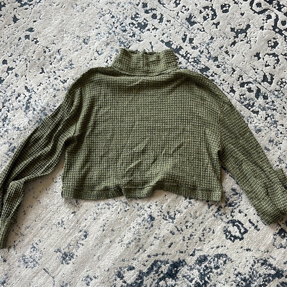 Green Long Sleeve Crop Top - Picture 4 of 4